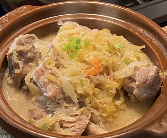 Pickled cabbage with pork bones pot 酸菜大骨煲